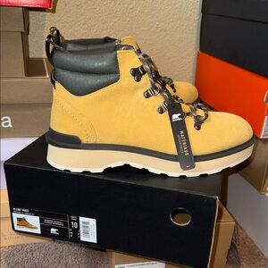 Sorel 10 NEW WATERPROOF Women's Tan and Black Lace Up Boots